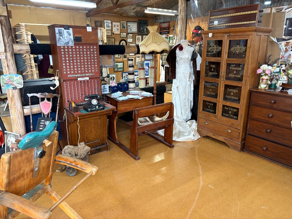 Picnic baskets, spinning wheel and household antiques